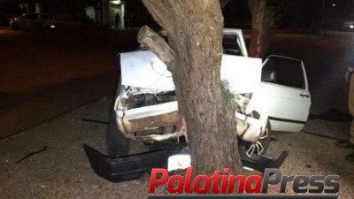 Após perseguição, adolescente fica ferido ao bater carro contra árvore
