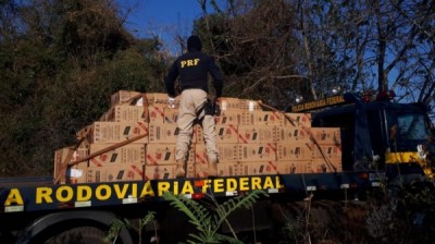 PRF apreende cigarros contrabandeados em depósito clandestino em Guaíra