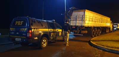Após acompanhamento tático, terceira carreta de cigarro é apreendida esta semana pela PRF em Quatro Pontes