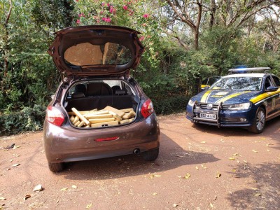 PRF prende homem com 85 quilos de maconha em carro roubado no Paraná