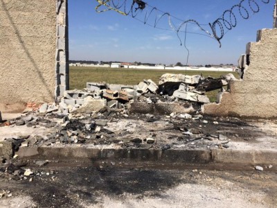 Avião de pequeno porte não levanta voo, bate em muro e deixa ferido em Curitiba