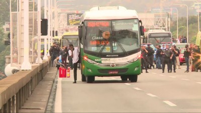 Homem armado faz reféns em ônibus na Ponte Rio-Niterói, que está fechada