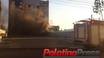 Cascavel - Fusion fica completamente destruído em incêndio em estacionamento de empresa