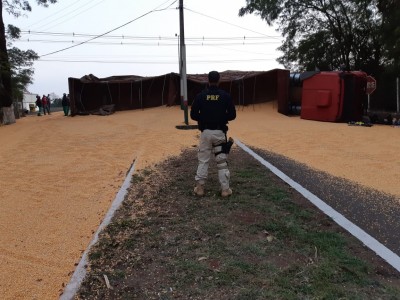 PRF atende acidente de tombamento de bitrem no Portal de Marechal Cândido Rondon