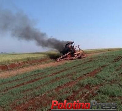 Incêndio destrói trator com pulverizador no Paraná