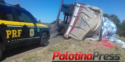 Caminhão de soja tomba e derrama carga na BR-277