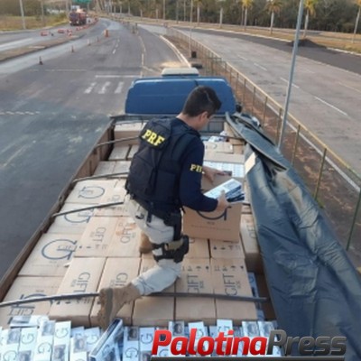 PRF apreende carreta paraguaia completamente carregada de cigarros em Guaíra