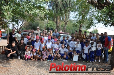 Alunos do CEI e CEMEI Girassol homenageiam militares  de Palotina pelo dia do Soldado.