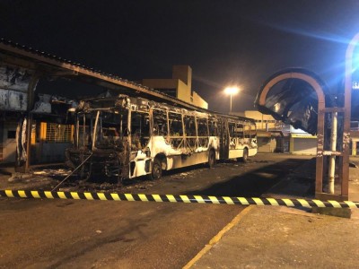 Criminosos colocam fogo em ônibus e deixam feridos em Canoas