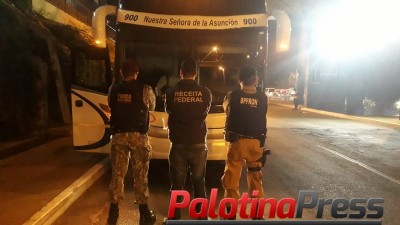 BPFRON APREENDE ÔNIBUS, AUTOMÓVEL E 105 VOLUMES DE MERCADORIA DE ORIGEM ESTRANGEIRA  EM FOZ DO IGUAÇU/PR