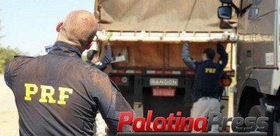 PRF apreende duas carretas com 1 milhão de carteiras de cigarro na divisa entre PR e MS