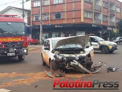 Forte colisão deixa duas pessoas feridas em acidente de trânsito no centro de Palotina