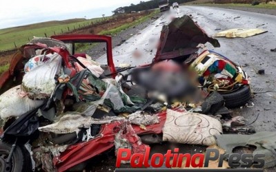 Carreta passa por cima de veículo em acidente e mata duas pessoas no Paraná