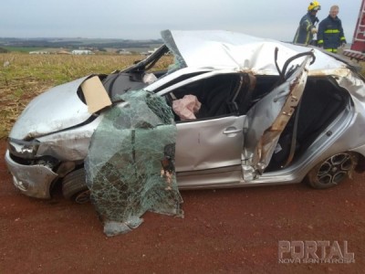 Jovem fica ferido após capotar carro no interior de Toledo