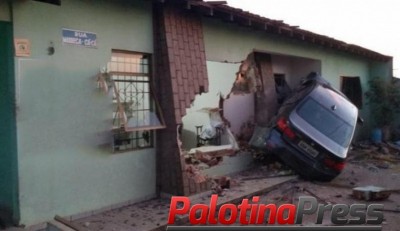 BMW invade e destrói casa durante a madrugada em Arapongas