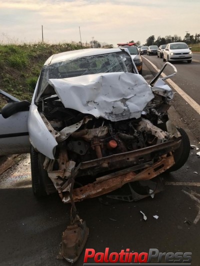 Três pessoas ficam feridas após batida entre carro e caminhão na PR-323