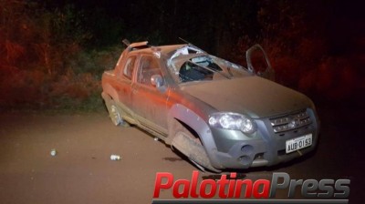 Jovens capotam veículo roubado na PR-180
