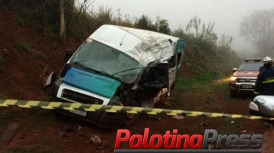 Van com pacientes e caminhão batem na PR 180; uma morte e 3 feridos