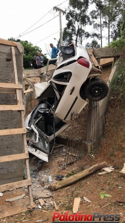 Motorista morre após carro capotar e cair em cima de casa em construção no Paraná