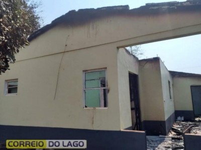 Incêndio destrói residência em Diamante do Oeste e família precisa de ajuda
