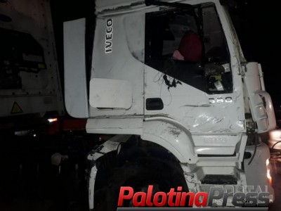 Carreta tomba e deixa trânsito lento próximo ao Portal de Marechal Rondon