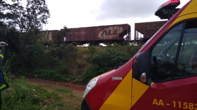 Adolescentes são atropelados por trem ao se distraírem com pipa no Uberaba