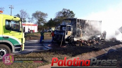 Caminhão fica destruído após pegar fogo na BR 277 em Matelândia
