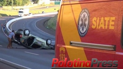 Mulher perde controle e capota Clio por quase 50 metros na BR 467, em Cascavel