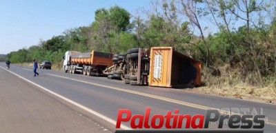 Bitrem tomba ao trafegar em excesso de velocidade na BR-163 entre Mercedes e Bela Vista