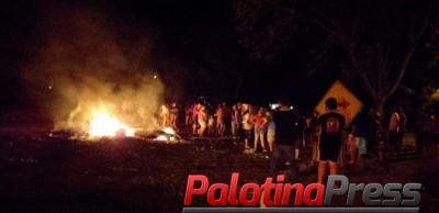 Santa Helena: Centenas de pessoas realizam protesto na rodovia PR-137