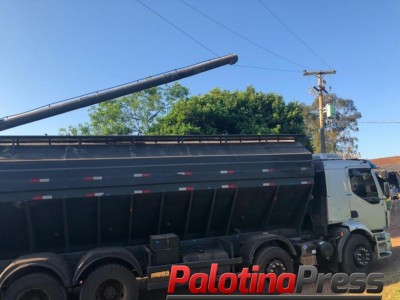 Trabalhador morre após caminhão de ração enroscar em fiação elétrica