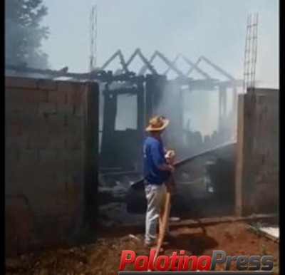 Incêndio destrói residência em Vista Alegre, Entre Rios do Oeste