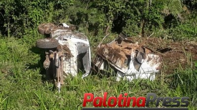 Veículo fica despedaçado após cair de ribanceira