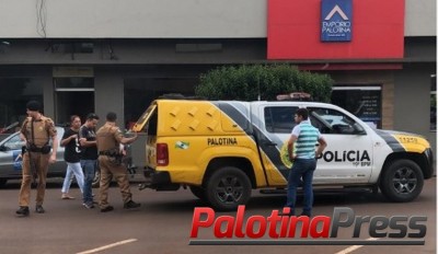 Palotina - Suspeitos de estelionato e tentativa de roubo são detidos pela PM no centro 