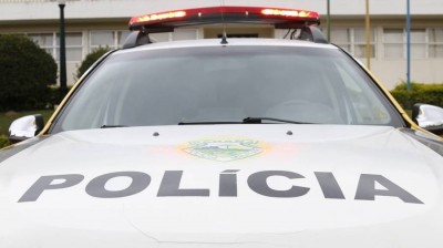 Vítima de roubo percebe que arma é falsa e reage