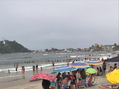 Primos se afogam no Litoral do Paraná e banhistas fazem cordão humano para salvá-los