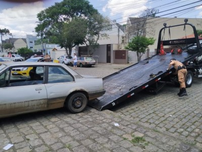 Curitiba - Embriagado, homem tenta manobrar carro e atropela irmão sem querer