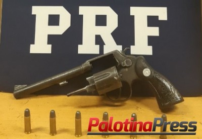 POLÍCIA RODOVIÁRIA FEDERAL ENCONTRA ARMA EM AUTOMÓVEL CARREGADO DE CIGARRO