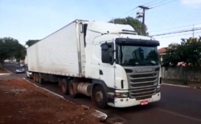 Carreta carregada com carnes é levada por bandidos em Sede Alvorada