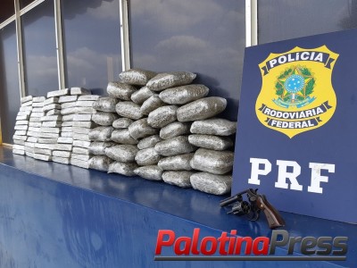 PRF apreende 57,7kgs de maconha e um revólver calibre .38, em veículo de passeio.