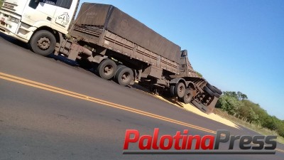 Parte de carreta tomba na BR 163 em Marechal Rondon