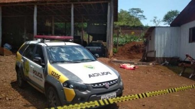 Criança de oito anos foge de casa ao ver o pai matar a mãe a tiros