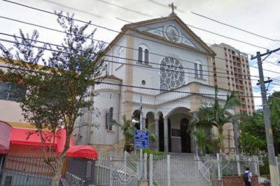 Homem armado invade igreja, faz reféns e rouba fiéis