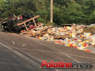Carreta capota na BR 163 em Marechal Rondon e condutor fica preso as ferragens
