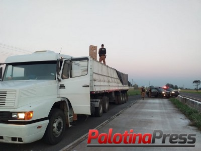 BPFRON APREENDE CAMINHÃO CARREGADO COM CIGARROS EM TOLEDO-PR