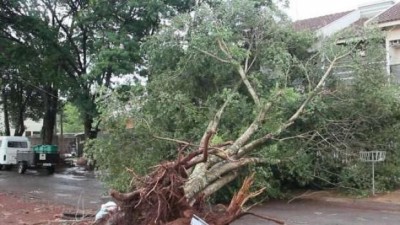 Depois do temporal, bombeiros seguem trabalhando em Toledo