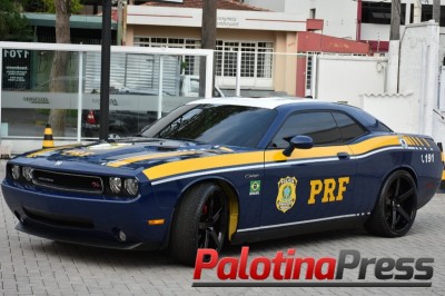 PRF passa a usar como viatura Dodge Challenger apreendido em ação contra o tráfico no Paraná