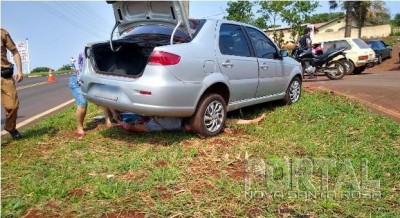 Homem fica embaixo do carro após mulher errar a marcha