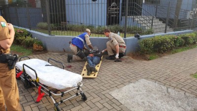Ladrão é espancado após assaltar mulher com arma de brinquedo em Curitiba
