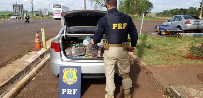 PRF apreende 238kg de maconha e recupera veículo roubado.